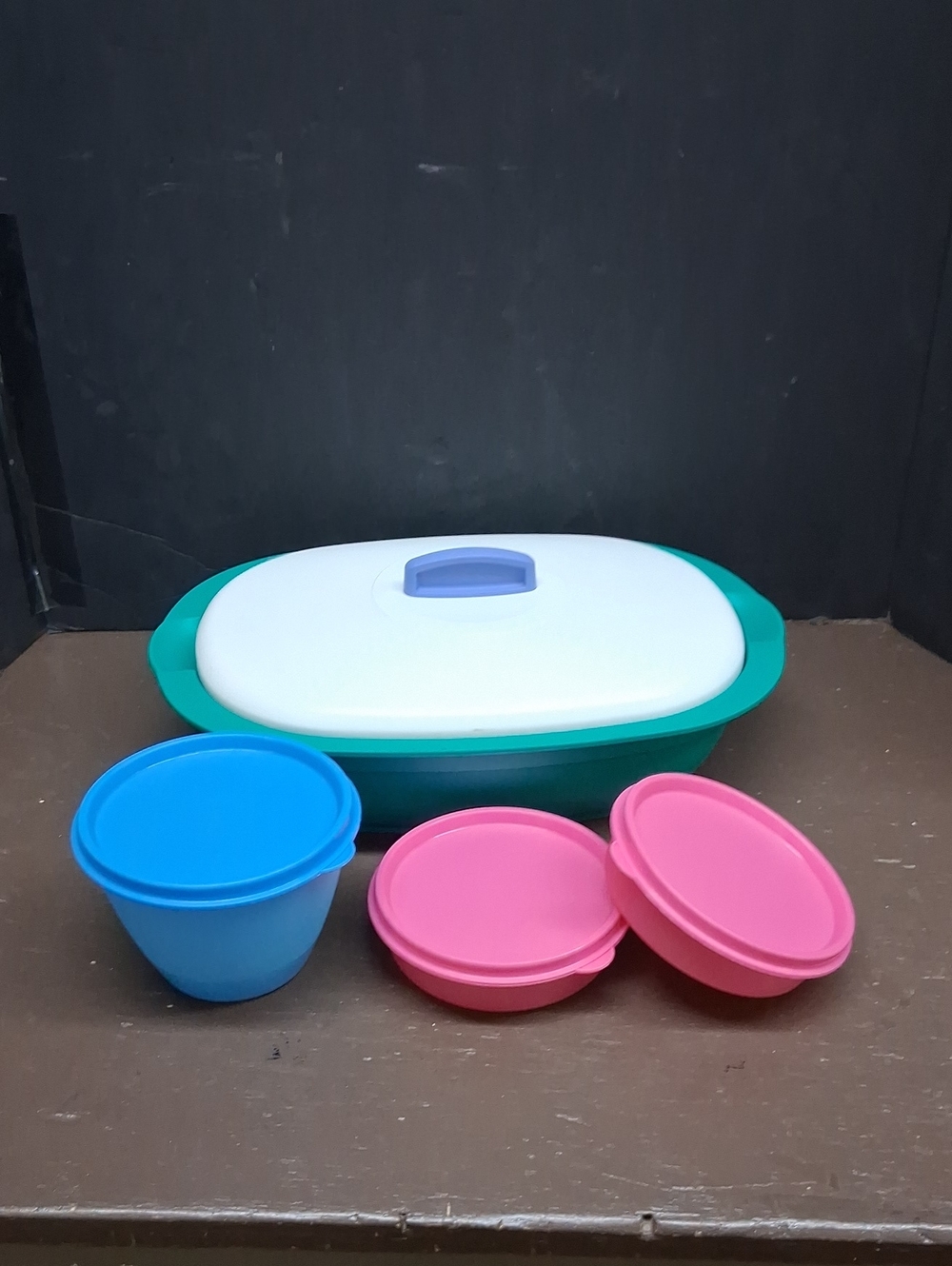 Tupperware 4 pc set, 7.25 Cup, 2 cup, & set 2 - 6 oz. containers
